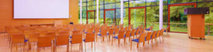 een lege zaal voorbereid voor lezingen van Bernd Jansen en Suzanne Niemeijer van Instituut Menz